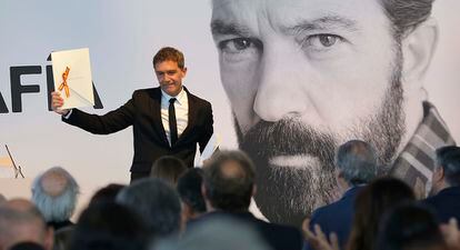 Antonio Banderas posa con el Premio Nacional de Cinematografía en reconocimiento a su carrera como actor, director y productor, durante la ceremonia celebrada en el marco de la 65 edición del Festival Internacional de Cine de San Sebastián.