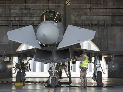 Mecánicos del Ejército del Aire dan mantenimiento a un Eurofighter en una imagen de febrero de 2017.