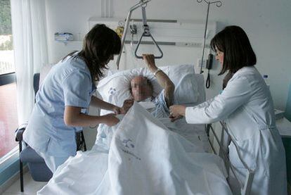 Dos profesionales atienden a un paciente en el hospital de Gorliz (Vizcaya).