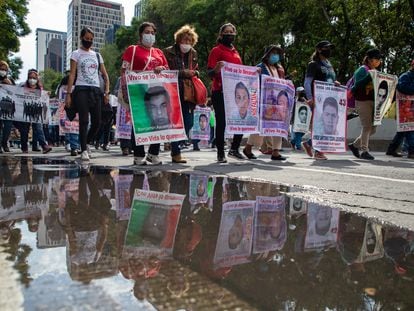 Cientos de personas protestan por la desaparición de los 43 estudiantes de Ayotzinapa