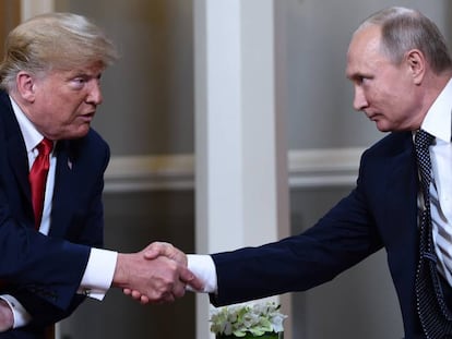 Donald Trump y Vladimir Putin, ambos seleccionados para el Nobel de la Paz, reunidos en 2018. En vídeo, el líder ruso se una a la lista de las nominaciones al Nobel de la paz más sorprendentes.