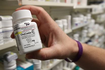 Un farmacéutico muestra un bote de OxyContin en una farmacia de Provo (Utah), en mayo de 2019.