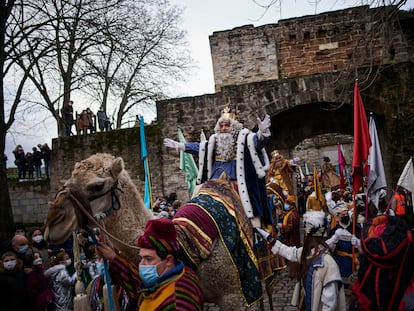 Los Reyes Magos acceden a Pamplona a través del Portal de Francia, durante la cabalgata de 2022.