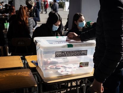 Un hombre deposita su voto en una de las urnas en el colegio electoral en el Estadio Nacional, en Santiago, durante el plebiscito constitucional.