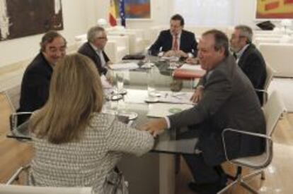 El presidente del Gobierno, Mariano Rajoy, acompañado de la ministra de Empleo y Seguridad Social, Fátima Báñez, junto con los máximos responsables de UGT, Cándido Méndez; de CC OO, Ignacio Fernández Toxo; CEOE, Juan Rosell, y Cepyme, Jesús Terciado, el pasado mes de julio.