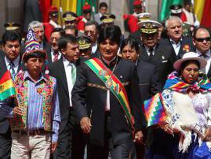 El presidente de Bolivia, Evo Morales (c), se dirige a la Asamblea del Estado Plurinacional, durante la conmemoración del III Aniversario del Estado Plurinacional de Bolivia, donde sectores sociales leales al Gobierno de Morales, reunidos en la plaza Murillo en La Paz, siguen el informe de gestión del mandatario que inicia su octavo año en la Presidencia boliviana.