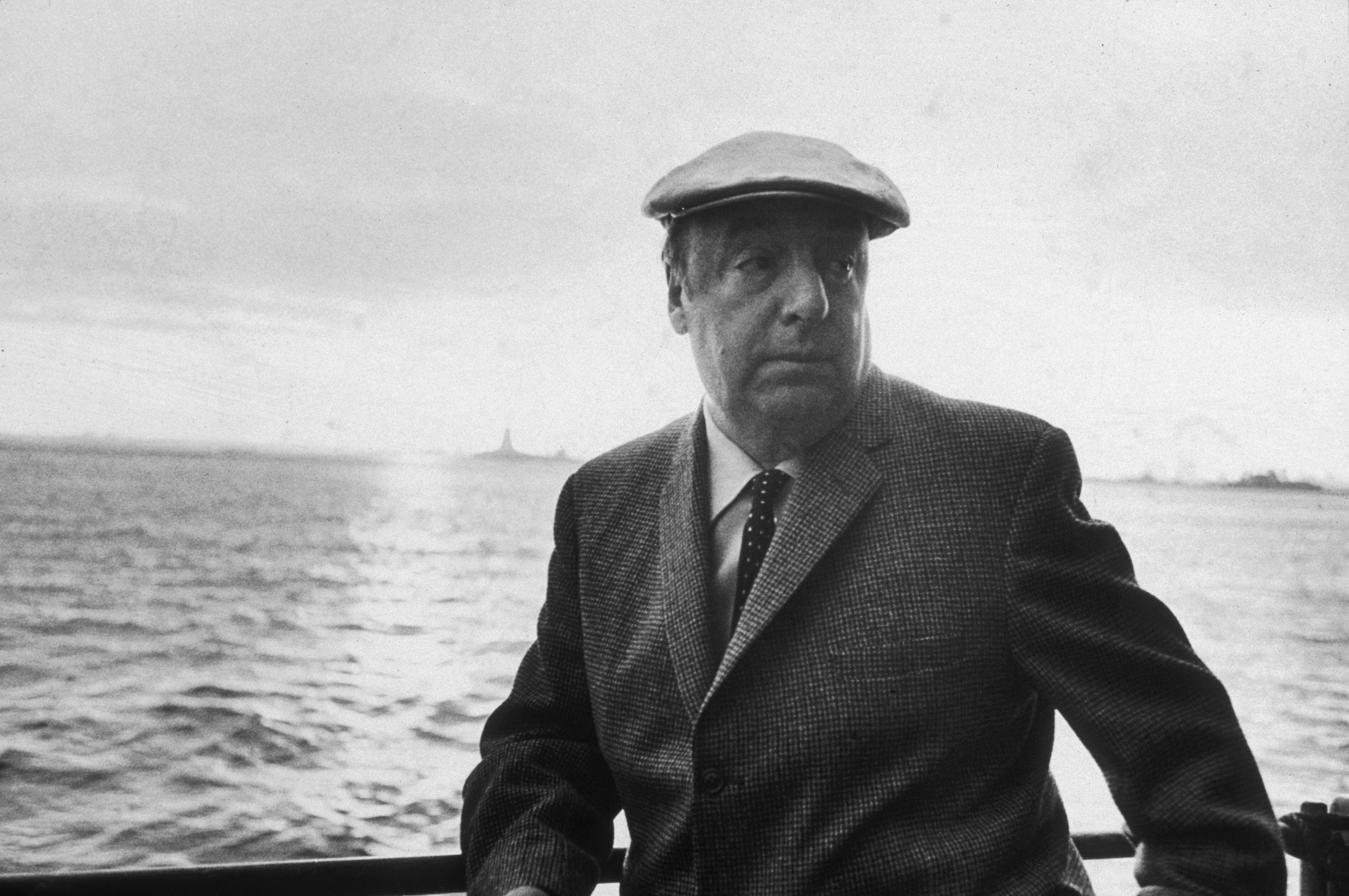 Pablo Neruda se apoya en la barandilla de un barco en la costa de Nueva York en 1966.