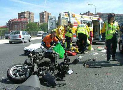 Personal del Samur atiende a un motorista que resultó herido en Madrid tras sufrir un accidente en mayo de 2005.