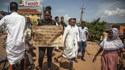 Las protestas en Kampala no son frecuentes, por lo que Irene, con su letrero, atrae la atención de la gente que pasa.