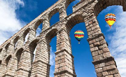 Globos aerostáticos sobre el acueducto de Segovia.
