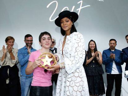 Rihanna le entrega el LVMH Prize 2017 a Marine Serre.
