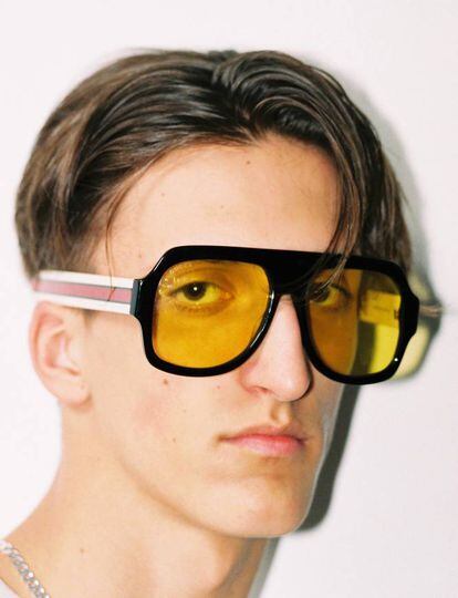El concepto XXL cobra pleno sentido en estas gafas de sol Gucci que, la verdad, lo tienen todo: montura de pasta sin miedo al tamaño, anchas varillas decoradas con la franja rojiverde emblema de la marca y también ese aire ‘retro’ que aporta la lente amarilla. ¡Bienvenidos a 1979!