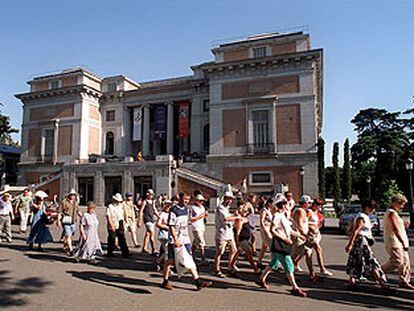 Un grupo de turistas frente a la puerta de Goya del Museo del Prado, en Madrid.