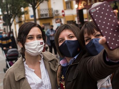 Isabel Díaz Ayuso se toma una foto con dos seguidoras durante una visita a Fuenlabrada, este lunes.