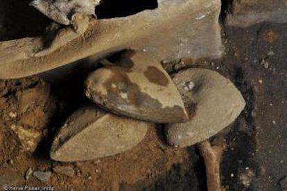 Urnas de plomo en forma de corazón halladas en el sitio de la excavación.