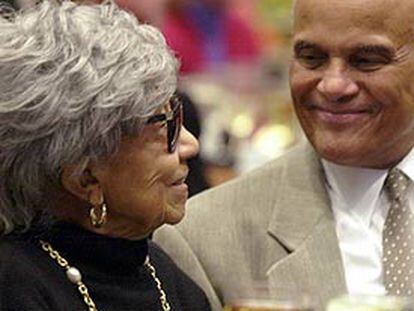 Etta Moten Barnett, junto al cantante Harry Belafonte, en la fiesta de su centésimo cumpleaños.