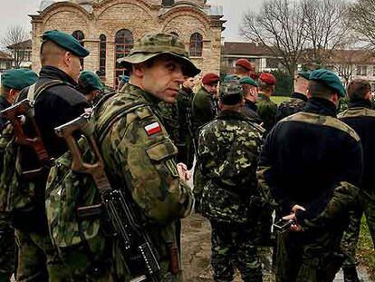 Soldados de la KFOR ayer en el monasterio de Gracanica.