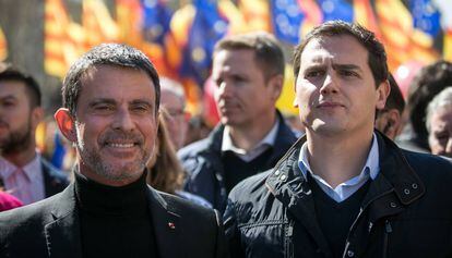 Manuel Valls amb Albert Rivera en una manifestació de Societat Civil Catalana, el 18 de març a Barcelona.