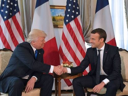 Donald Trump i Emmanuel Macron fan una encaixada, a la residència de l'ambaixador nord-americà a Brussel·les, dijous.