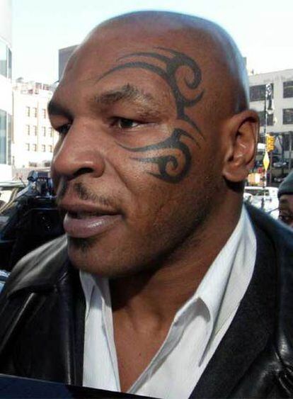 Mike Tyson, a su salida de la Corte Criminal de Brooklyn, en Nueva York, en enero de 2004