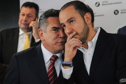 Los dirigentes del PRI y el PAN, Alejandro Moreno y Marko Cortés, dialogan durante una conferencia en Ciudad de México, el pasado 15 de noviembre.