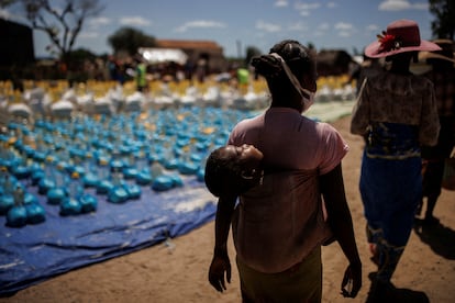 Reparto del Programa Mundial de Alimentos el 12 de febrero en el municipio de Antanimora, en Madagascar.
