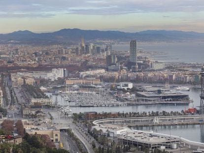 El puerto de Barcelona y Ciutat Vella con el Maresme al fondo.