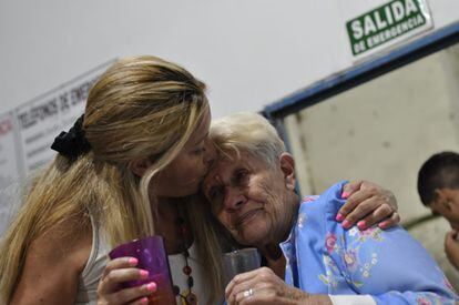 The kiss of Lourdes (43) and Nélida Soria (82), her biological mother, in Colón, Entre Ríos.  They came together after four decades thanks to a partial opening of the National Genetic Data Bank.