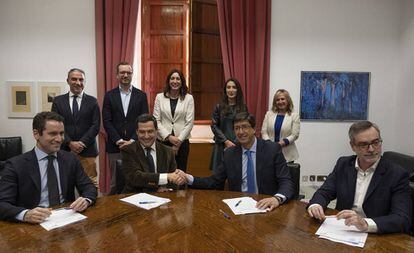 Firma del acuerdo de gobierno en el Parlamento andaluz entre PP y Ciudadanos en Sevilla.