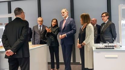 Los Reyes, junto al presidente de Puig, Marc Puig, inauguraron el pasado 14 de febrero la segunda torre de la sede corporativa de la compañía en L'Hospitalet de Llobregat.