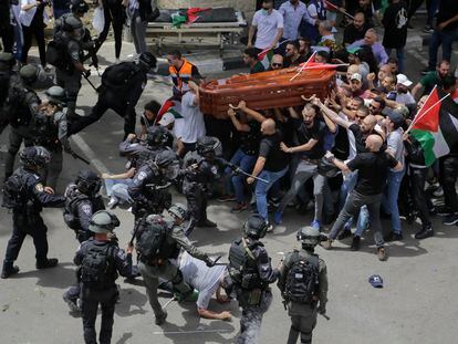 Los enfrentamientos durante el funeral de la periodista Shireen Abu Akleh, en imágenes
