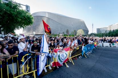 Fans gather around the Santiago Bernabéu Stadium, this Sunday in Madrid.