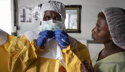 Sanitarios en un centro contra el ébola en Bunia (RDC). 