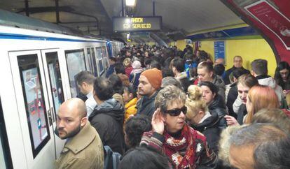 Pasajeros en Diego de Le&oacute;n, durante el corte de la l&iacute;nea 5 del metro.