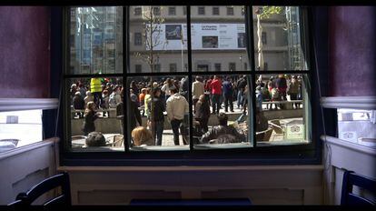 Una imagen de la pel&iacute;cula &#039;Informe general II&#039;, con una concentraci&oacute;n en la plaza del Reina Sof&iacute;a.