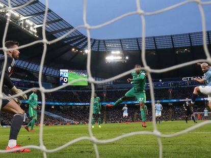 Sergio Ag&uuml;ero, delantero del Manchester City, marc&aacute;ndole un gol al Watford en un partido reciente de la Premier League.