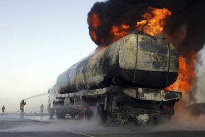 Bomberos afganos tratan de apagar el fuego de un camión cisterna atacado ayer en la provincia de Nangarhar.