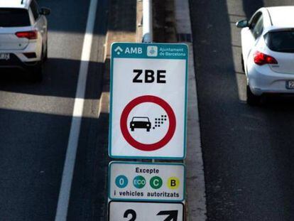 Cartel de la Zona de Bajas Emisiones (ZBE) en Barcelona.