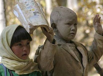 La niña Nikbakht Noruz y el niño Abdolali Hoseinali, en la película <i>Buda explotó por vergüenza</i>