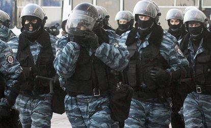 Polic&iacute;as antidisturbios se colocan en las inmediaciones del Parlamento ucranio en Kiev (Ucrania).