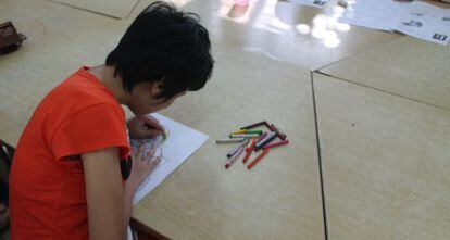 My, que padece discapacidad intelectual, colorea un dibujo en su clase del Vietnam Friendship Village.
