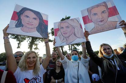 Varias mujeres sostienen retratos de las opositoras Tijanóvskaya, Tsepkalo y Kolesnikova, durante un acto de la campaña de la candidata a las presidenciales bielorrusas Svetlana Tijanóvskaya, el pasado jueves en Borisov.