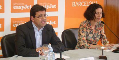 Javier G&aacute;ndara, director general de Easyjet Espa&ntilde;a, y Sonia Corrochano, directora del aeropuerto de El Prat, esta ma&ntilde;ana en Barcelona.