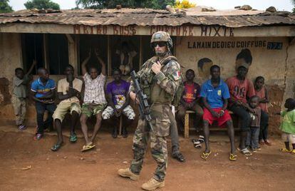 Un soldado franc&eacute;s patrulla por las calles de Bangui, capital de la Rep&uacute;blica Centroafricana, el pasado 8 de diciembre.