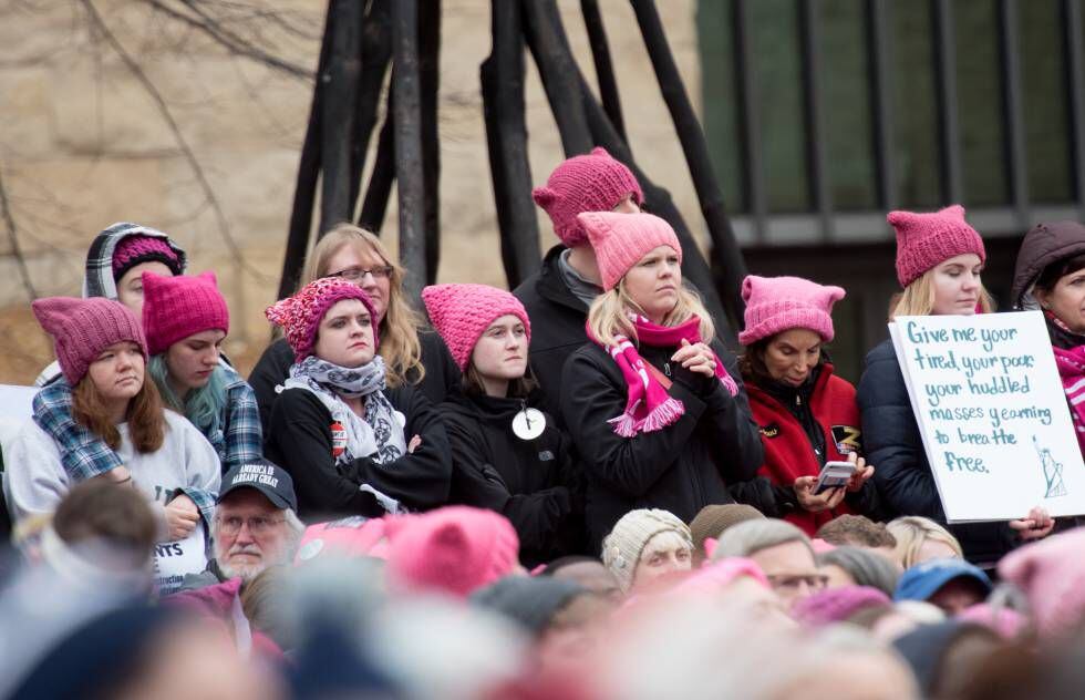 Varias mujeres con el llamado 'pussy hat' en la marcha del pasado enero en Washington.