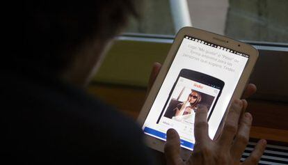 Un hombre consulta la aplicación Tinder en una tableta.