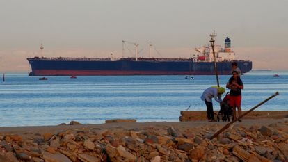 Un barco cruza el golfo de Suez hacia el mar Rojo.