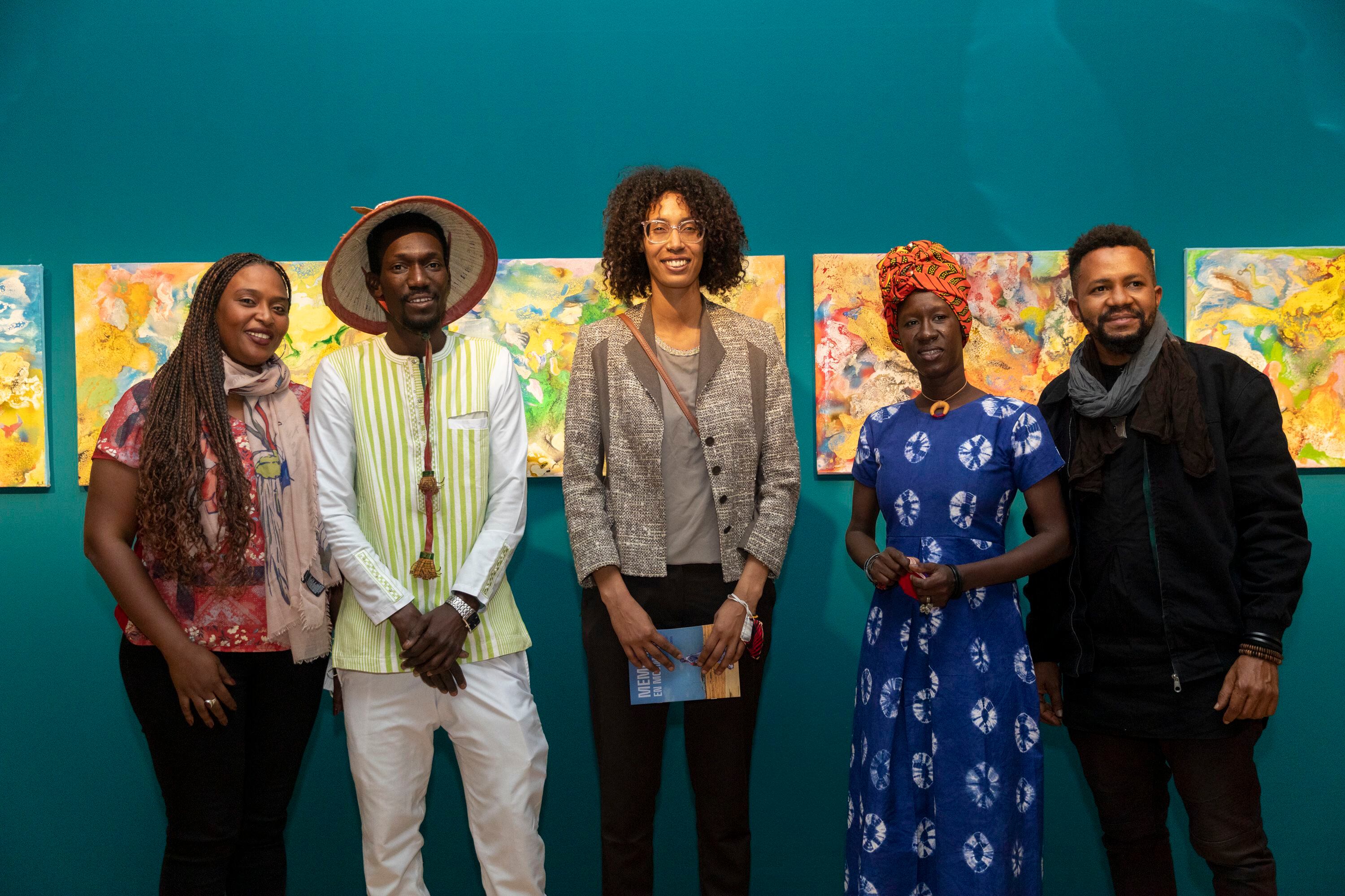 Algunos de los artistas y comisaria de la muestra 'Memorias en movimiento. Arte contemporáneo de Mauritania' el día de la inauguración en Casa Árabe, en Madrid.