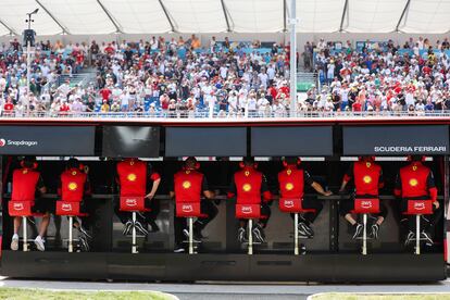 Miembros del equipo técnico de Ferrari monitorizan la carrera desde el 'pitwall' del equipo, el sábado durante el Gran Premio de Francia de Fórmula 1.