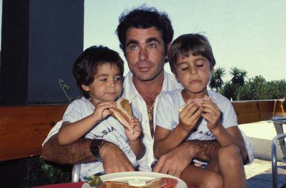 El torero Francisco Rivera 'Paquirri', con sus hijos Francisco y Cayetano en 1980. 